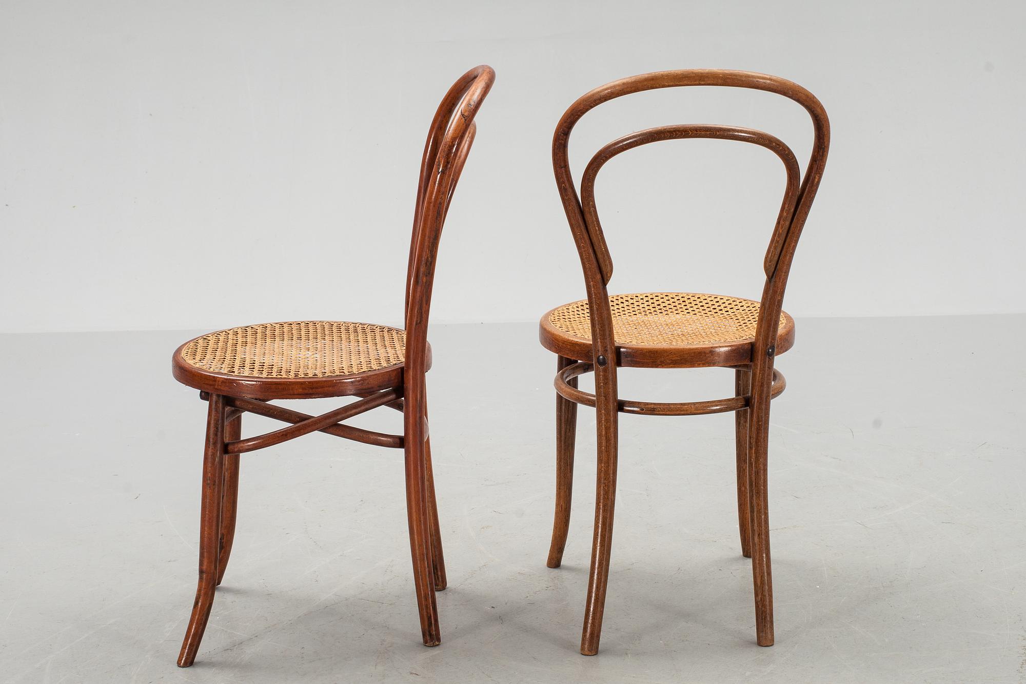 STOLAR, 2 st snarlika, en märkt J&J Kohn, Wien, 1900-talets första hälft.