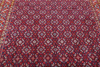 A carpet, Sarouk, c. 323 x 205 cm.