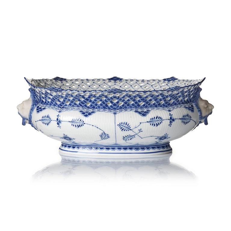 A Royal Copenhagen 'Muselmalet' / 'blue fluted full lace' jardiniere, Denmark, 1898-1923.