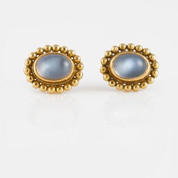 ÖRHÄNGEN, 18K guld med cabochonslipade månstenar. Vikt 3,0 gram.