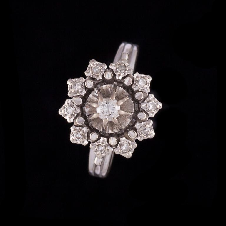 RING, 18K vitguld, diamanter. Vikt ca 4,8 g.