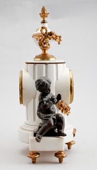 BORDSPENDYL, marmor och patinerad metall, Lenzkirch, sent 1800-tal.