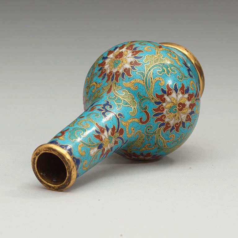 VAS, cloisonné. Qing dynastin (1644-1912), med Qianlongs märke.