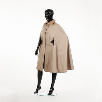 CÉLINE, a beige reversible cape.