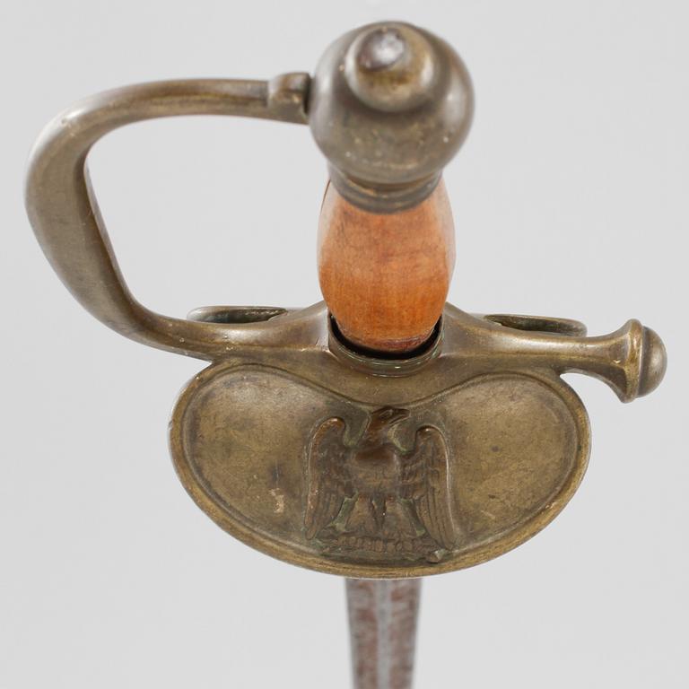 DRÄKTVÄRJA samt SABEL, 2 st, 1800-tal.