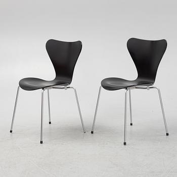 Arne Jacobsen, stolar sex st. "Sjuan", Fritz Hansen, Danmark, daterade 2003.