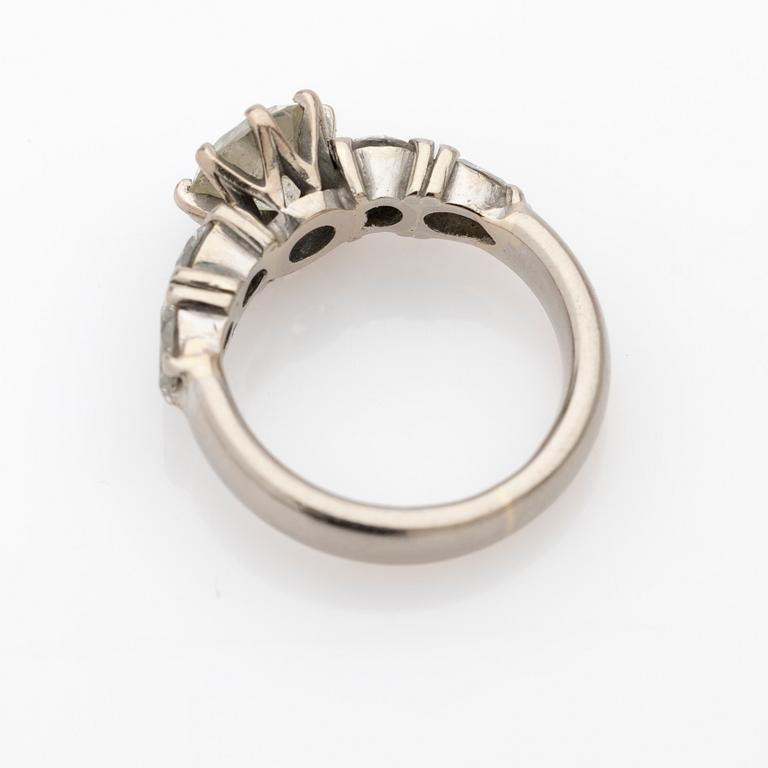 Ring, 18k guld med 5 diamanter.