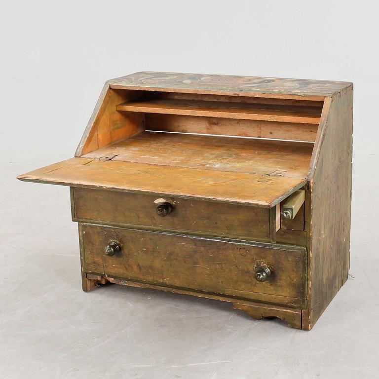 MINIATYR SNEDKLAFFSSEKRETÄR, allmoge, 1700-tal.