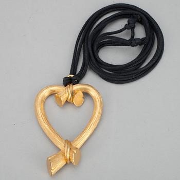 BIJOUTERIER, HÄNGSMYCKE SAMT ARMRING, gulmetall, Margaretha Ley, Escada.