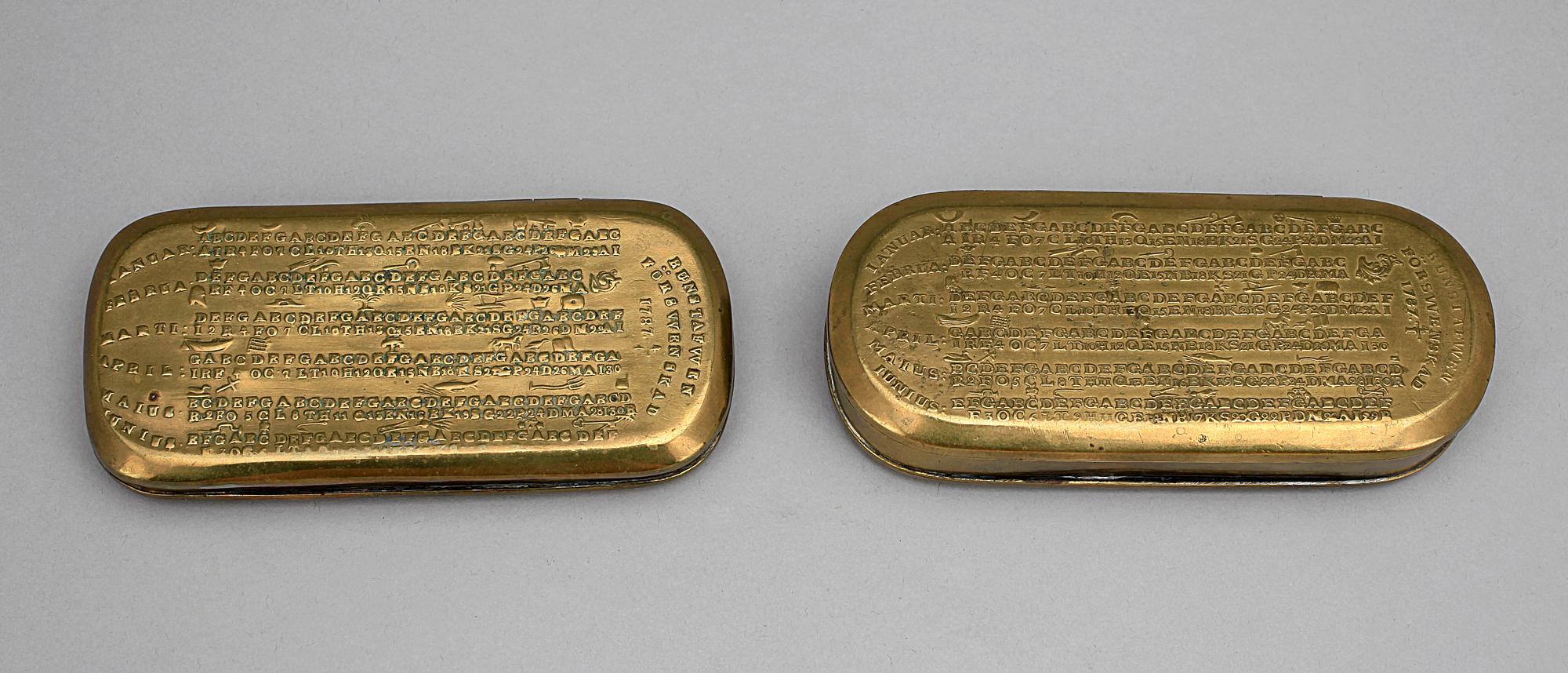 SNUSDOSOR, 2 st, mässing, bär dat 1787, 1700/1800-tal.