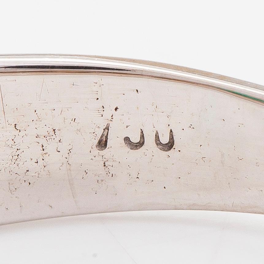 Ring, 18K vitguld, med en rektangulär smaragd och diamanter ca 0.10 ct tot.