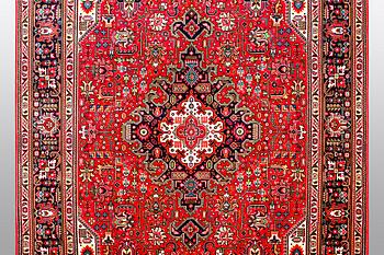 A carpet, Tabriz, ca 290 x 200 cm.