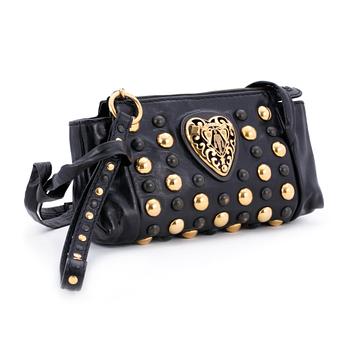 632. GUCCI, a black leather clutch.