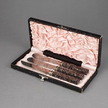 KNIVAR, 3 st, skaft i porfyr. 1800/1900-tal.