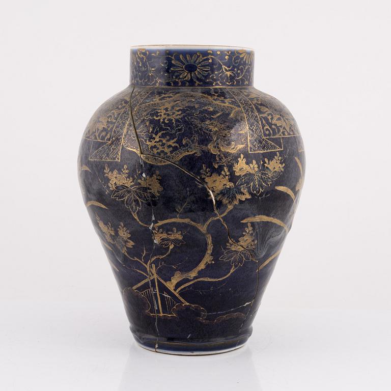 A lidded porcelain urn, genroku, Japan, 18th century.