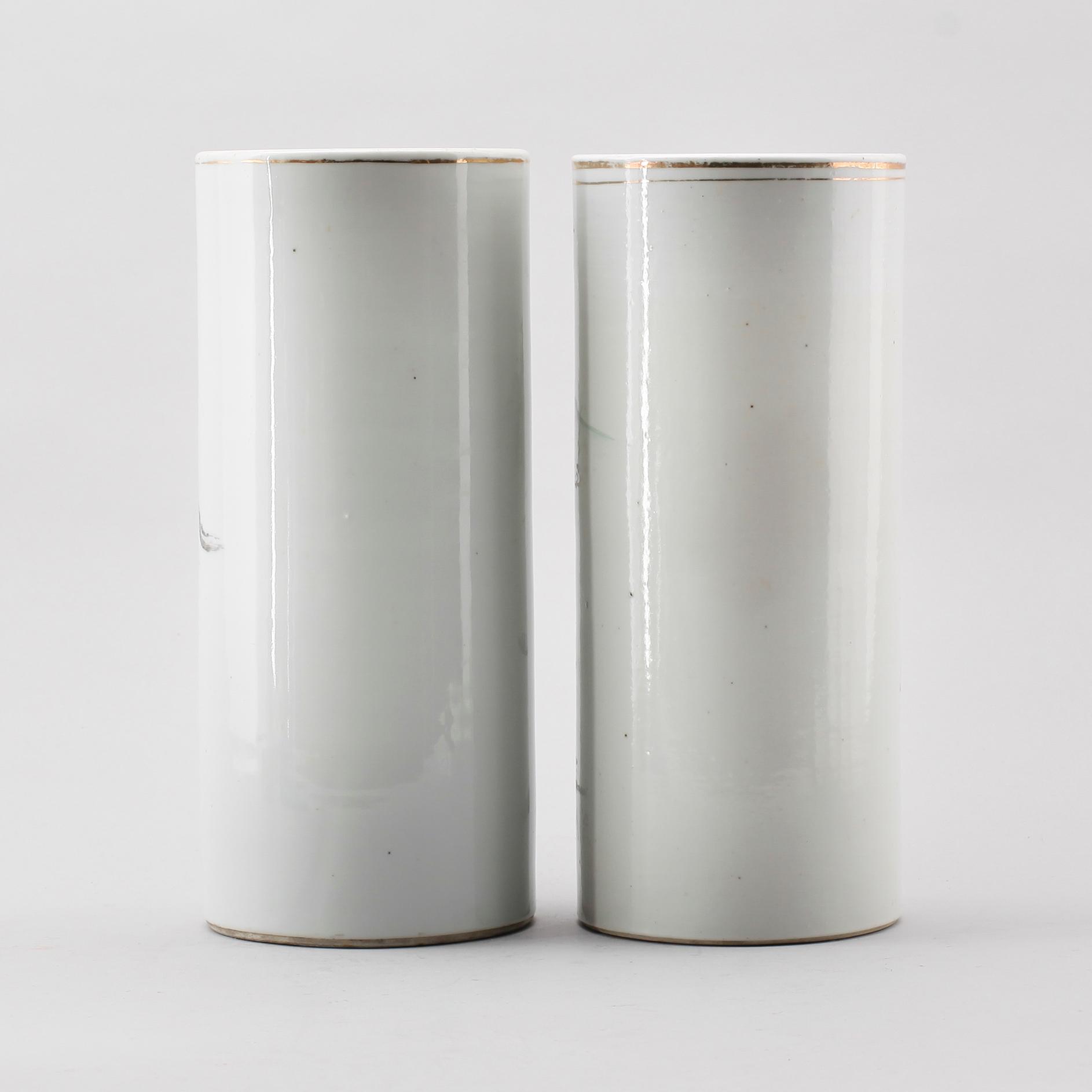 PENSELVASER/PERUKSTOCKAR, 2 st, porslin, Kina, 1900-tal.