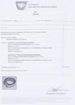Sormus, platinaa ja princess-hiottuja timantteja yhteensä noin 4.21 ct.