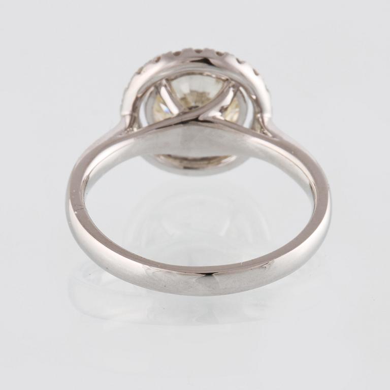 RING, 18K vitguld med briljantslipad diamant ca 2.03 ct samt små briljantslipade diamanter 0.24 ct. 4,8 gram.