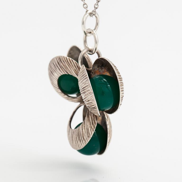 Elis Kauppi, Halsband,silver, kalcedoner. Kupittaan kulta, Åbo 1971.