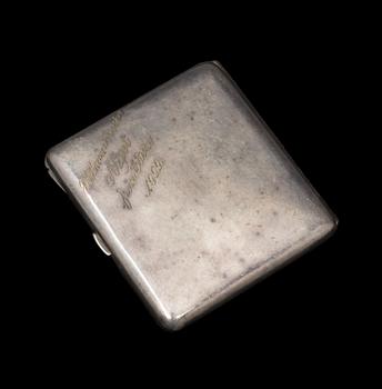 CIGARETTETUI, nysilver, emalj, oidentifierade stämplar, 1900-talets början.