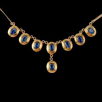 COLLIER, 18k guld med 8 fasettslipade blå safirer, 1900-talets slut. Vikt 14 g.
