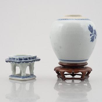 Six pieces of Chinese porcelain, Qing dynasty, 18th-19th century.
