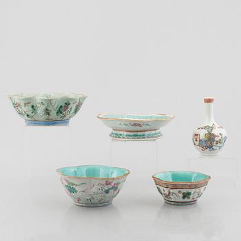 Five Chinese porcelain pieces, late Qing dynasty and 20th century.