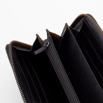 Gucci, an embossed böack leather wallet.