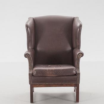 ÖRONLAPPSFÅTÖLJ, skinn. 1900-talets andra hälft.