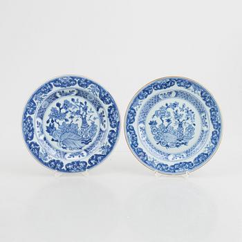 A set of eight Chinese export porcelain plates and two chargers, Qing dynasty, Qianlong (1736-95).