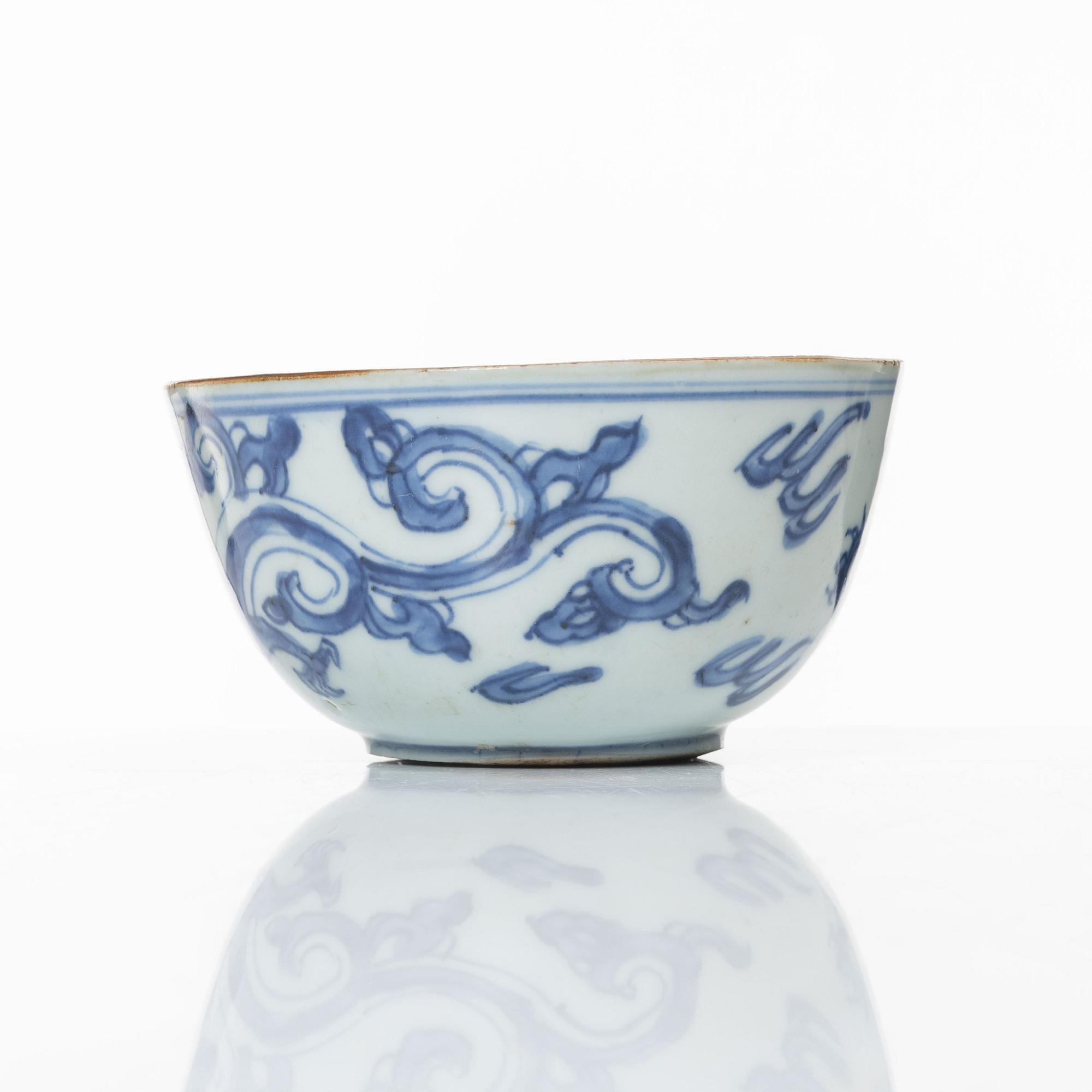 A Chinese blue and white kui dragon bowl, Ming dynasty, 17th century.