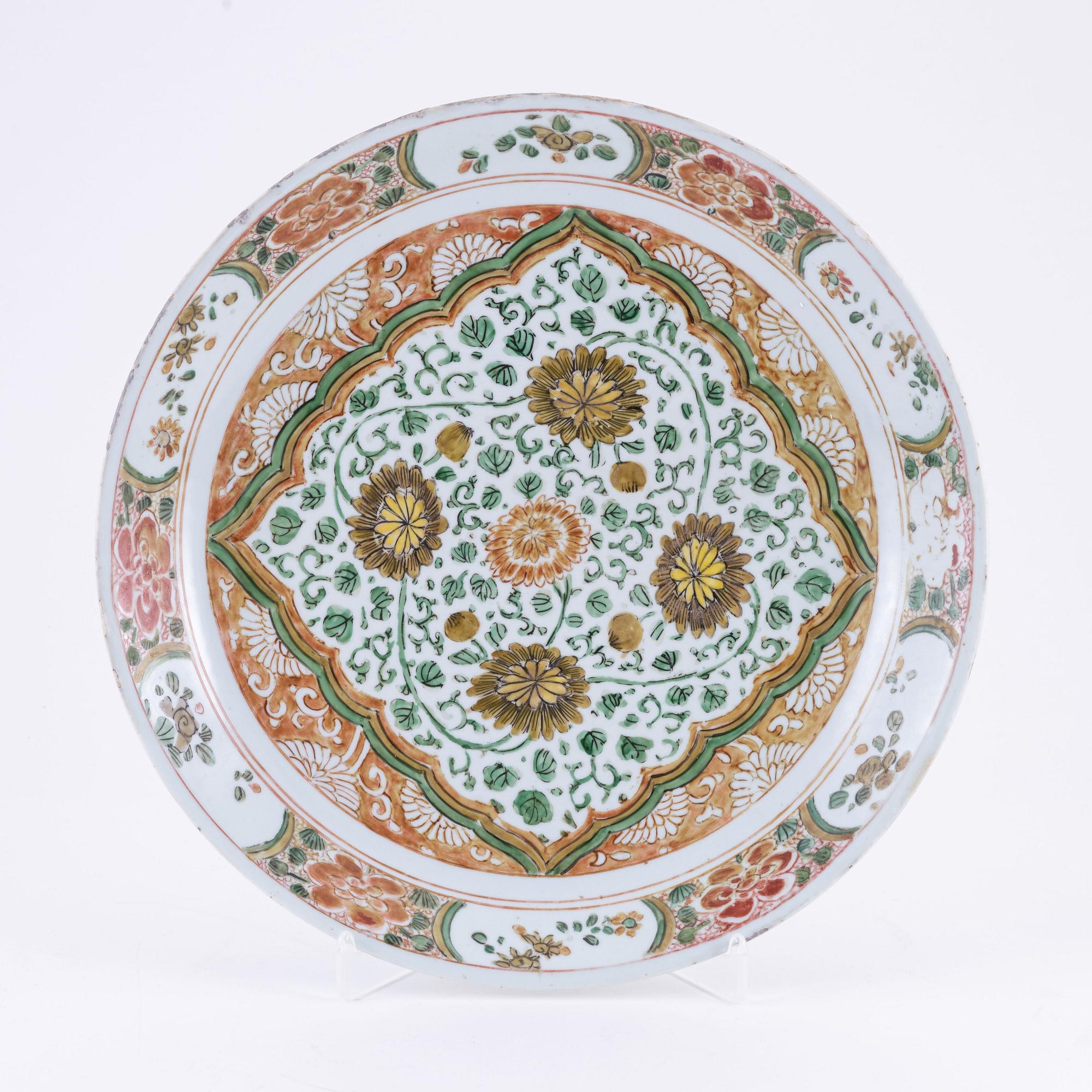 A Chinese porcelain charger, Qing dynasty, 18th Century.