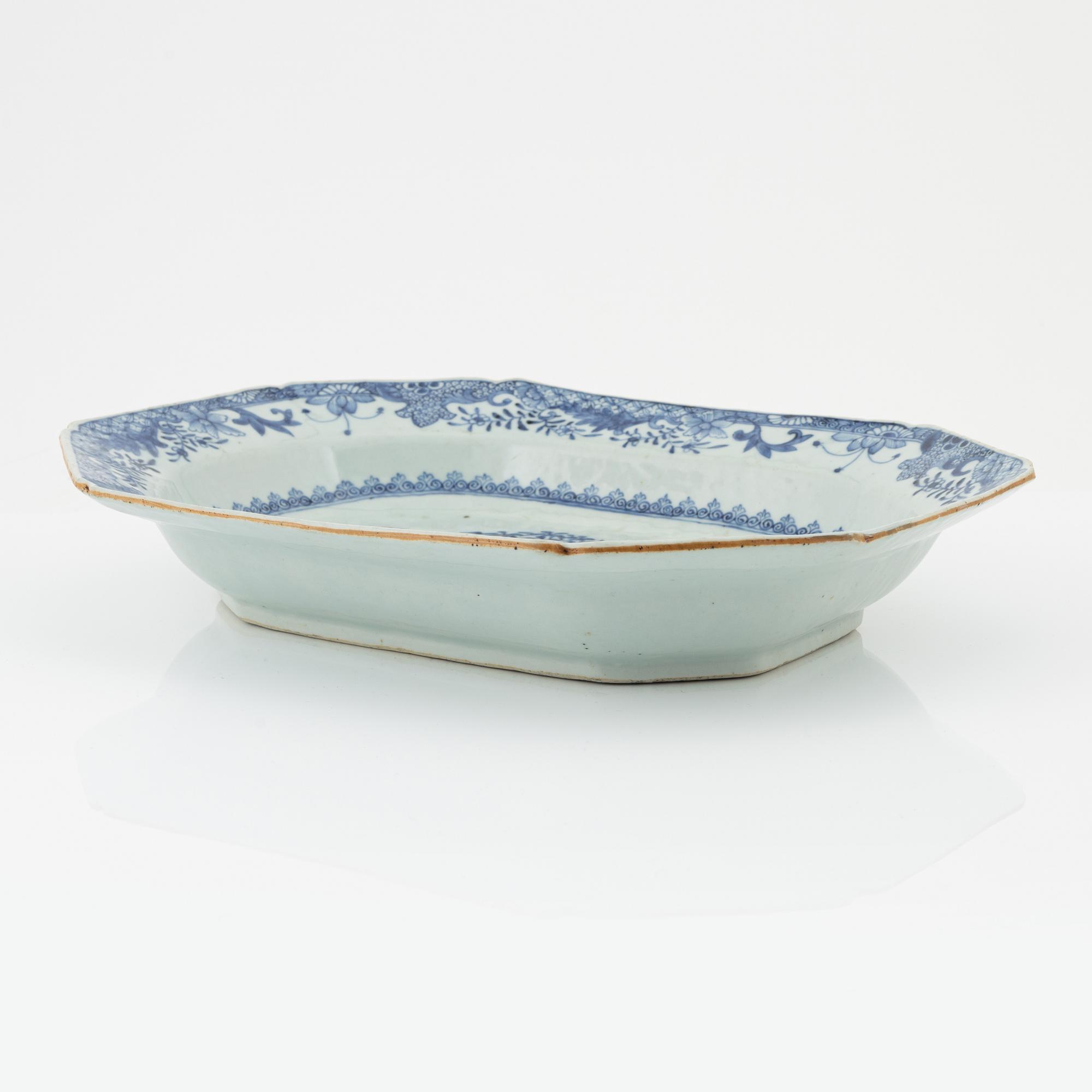 A Chinese blue and white tureen dish, Qing dynasty, Qianlong (1736-1795).