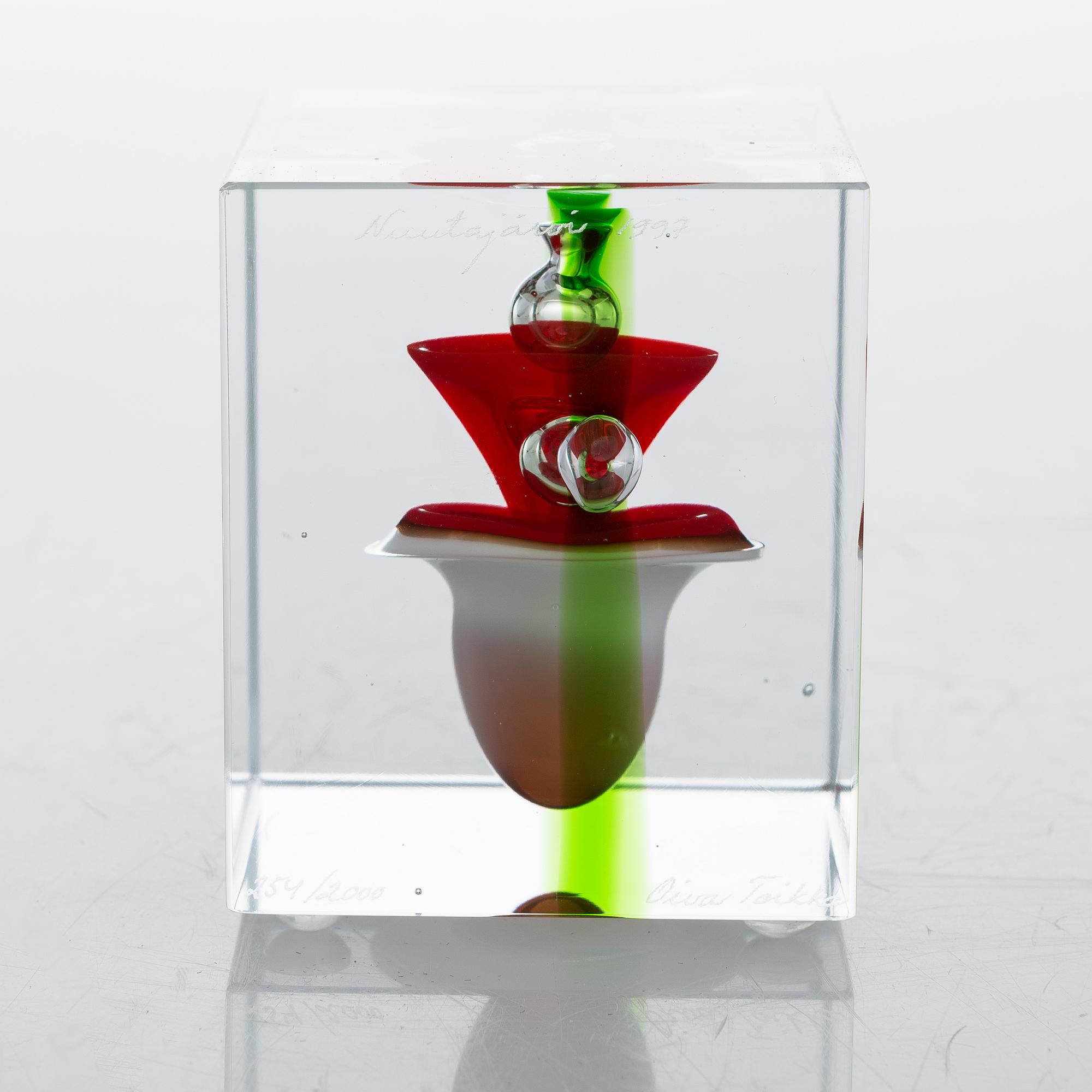 OIVA TOIKKA, AN ANNUAL CUBE, glass, signed Oiva Toikka Nuutajärvi 1997, numbered 254/2000.