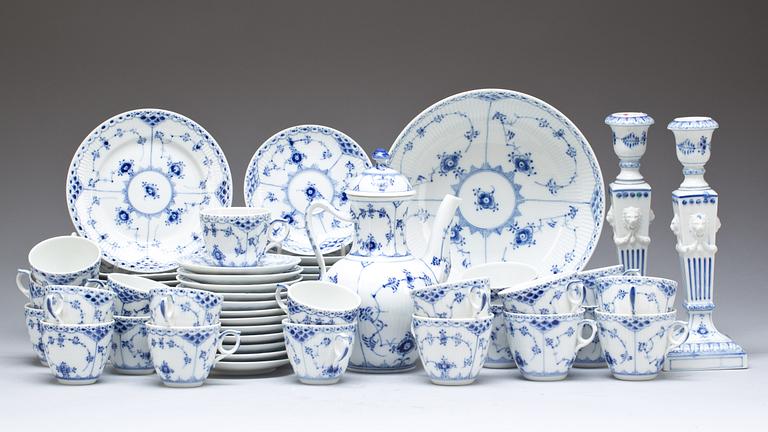 KAFFE- och MOCKASERVIS , 37 delar."Musselmalet", Royal Copenhagen.