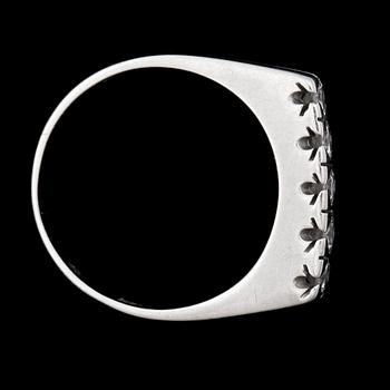 RING, 18k vitguld med briljantslipade diamanter tot ca 0,42ct enligt gravyr. Vikt 4,1g.