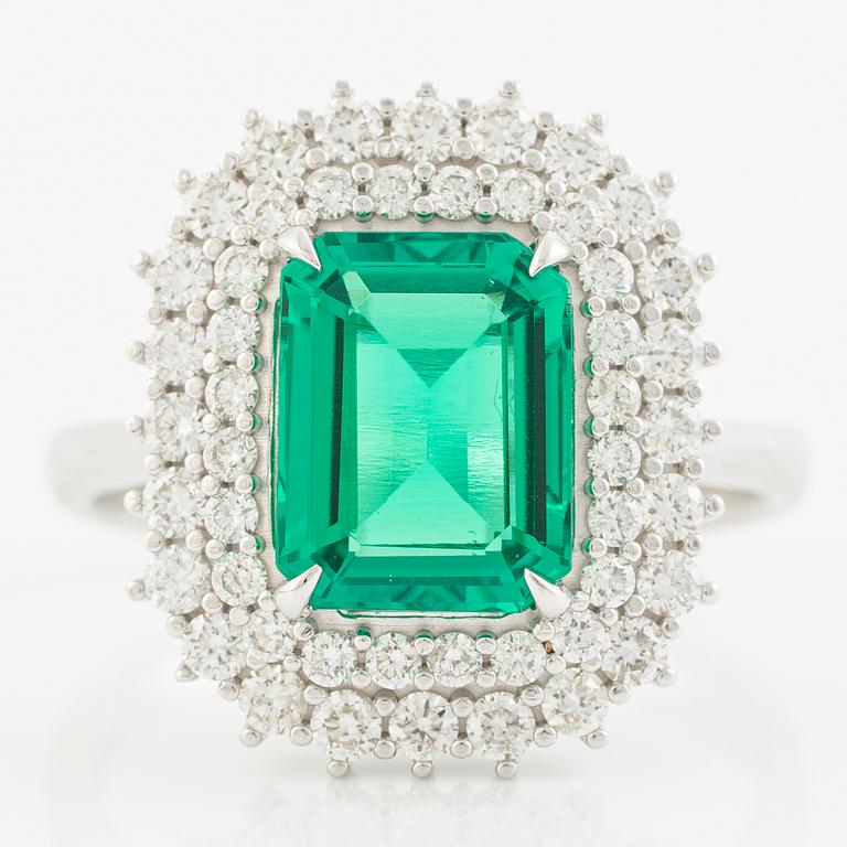 Ring, cocktail ring, 18K white gold with synthetic emerald and brilliant-cut diamonds.
