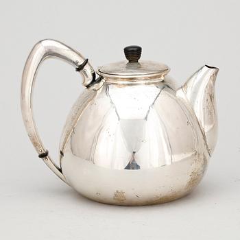 TEKANNA, silver, Michelsen, Stockholm 1949. Vikt ca 570 gram.