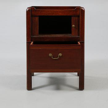 SIDOBORD, engelsk stil, 1900-talets första hälft.