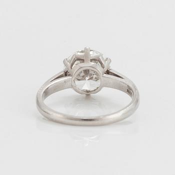 A ring set with a round brilliant-cut diamond.