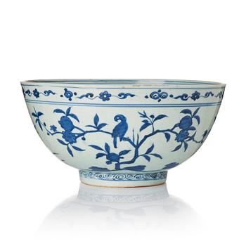 821. A large blue and white bowl, Ming dynasty (1368-1644).