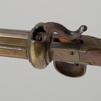 SLAGLÅSREVOLVRAR, 2 st, svenska, i mässing, fyrpipiga, varav 1 signerad.