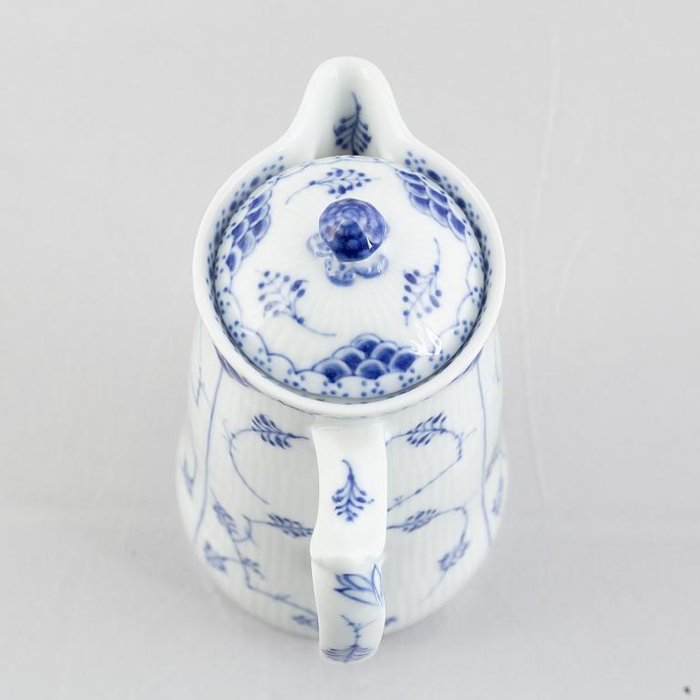 A 'Blue Fluted Half Lace' / 'Musselmalet' porcelain chocolate pot with cover, Royal Copenhagen, model 509, 1940.