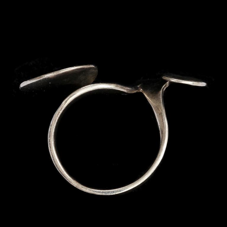 RING, silver, Torun Bülow-Hübe för George Jensen. Vikt 8 g.