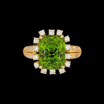 RING, kuddslipad peridot, 9.63 ct, och briljantslipade diamanter, tot. 0.68 ct.