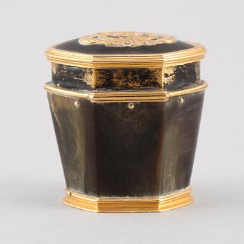LUKTDOSA, 18K guld och horn, sent 1700-/tidigt 1800-tal.