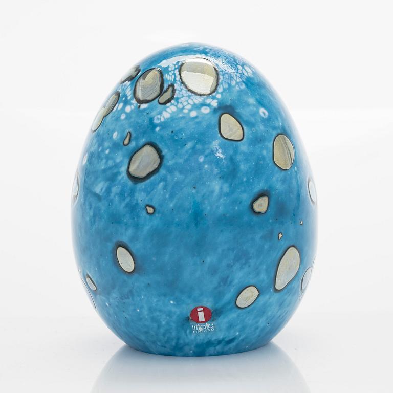 Oiva Toikka, A glass egg, 'Laguunikiwi', signed Oiva Toikka Nuutajärvi Notsjö 31/50.