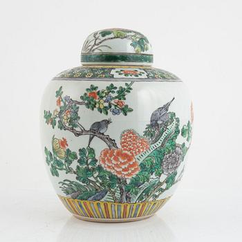 A famille verte Kangxi style porcelain jar with cover, Qing dynasty, 19th century.