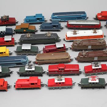 33 model locomotives by Lima, Italy, from the latter half of the 20th century.