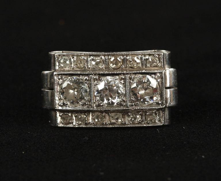 RING, 18K vitguld, 3 gammelslipade diamanter, tot ca 0,70 ct, samt rosenstenar.